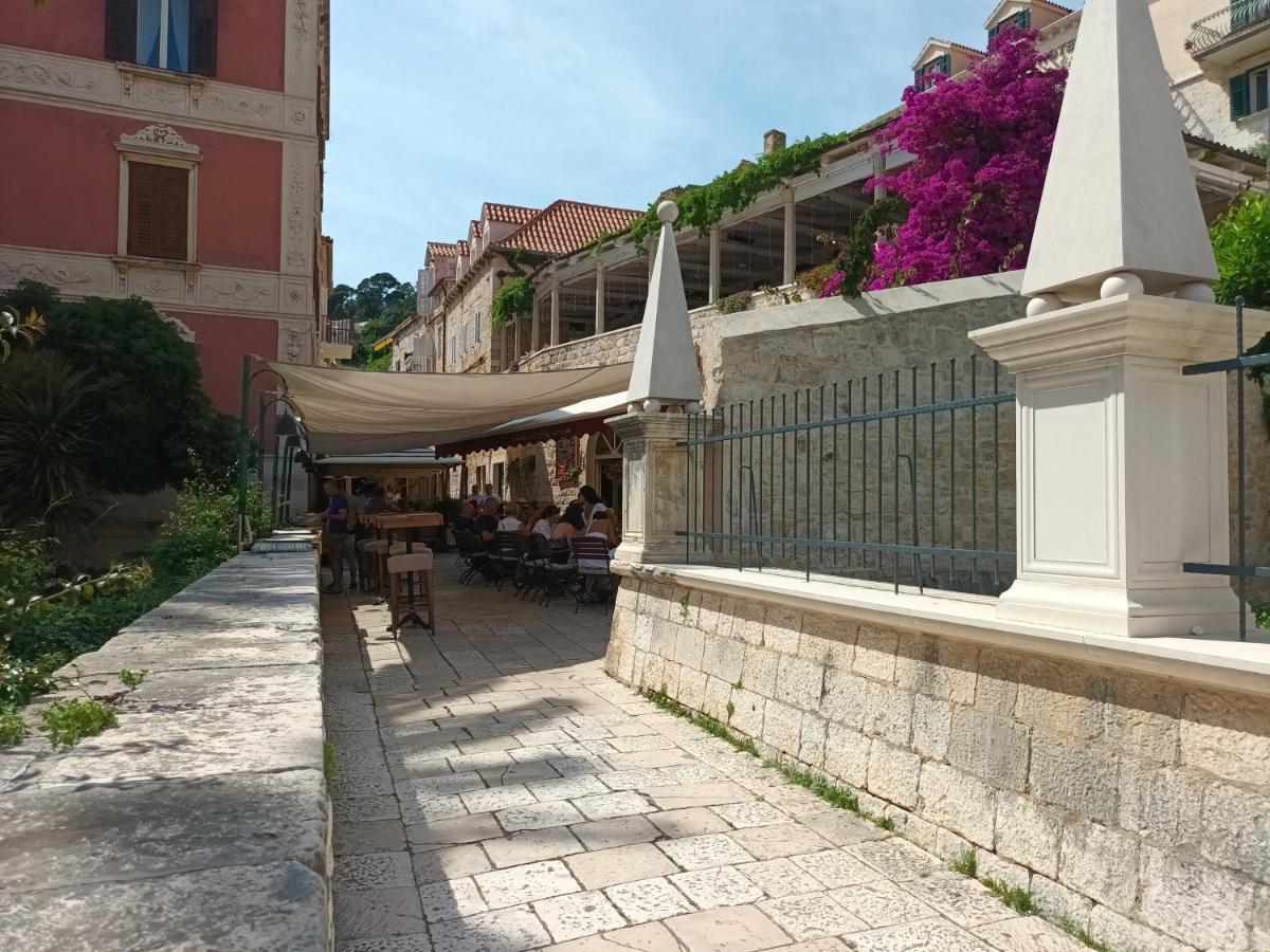 Jesliving Hvar - 2 Bedroom Elegant Apartment With Sea View In Historic Center Of 赫瓦尔 外观 照片