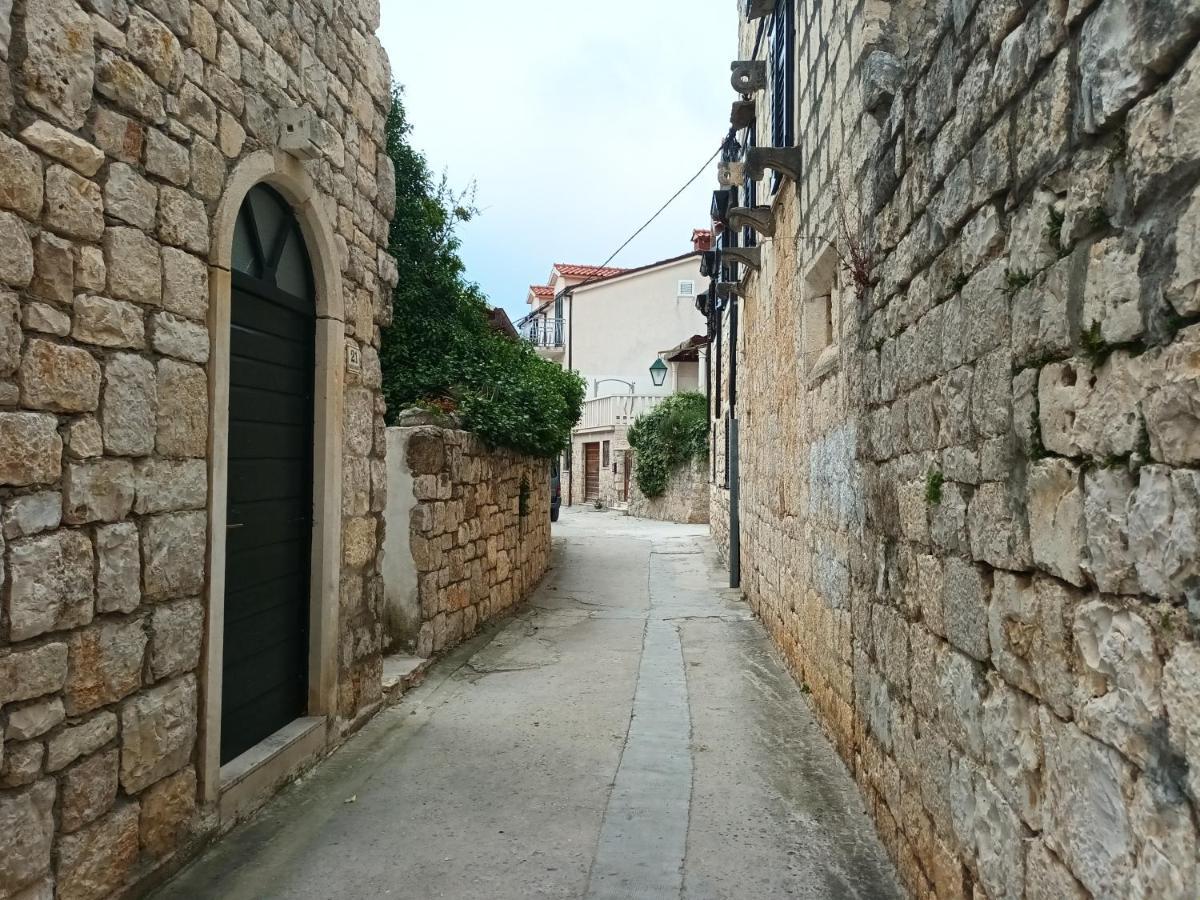 Jesliving Hvar - 2 Bedroom Elegant Apartment With Sea View In Historic Center Of 赫瓦尔 外观 照片