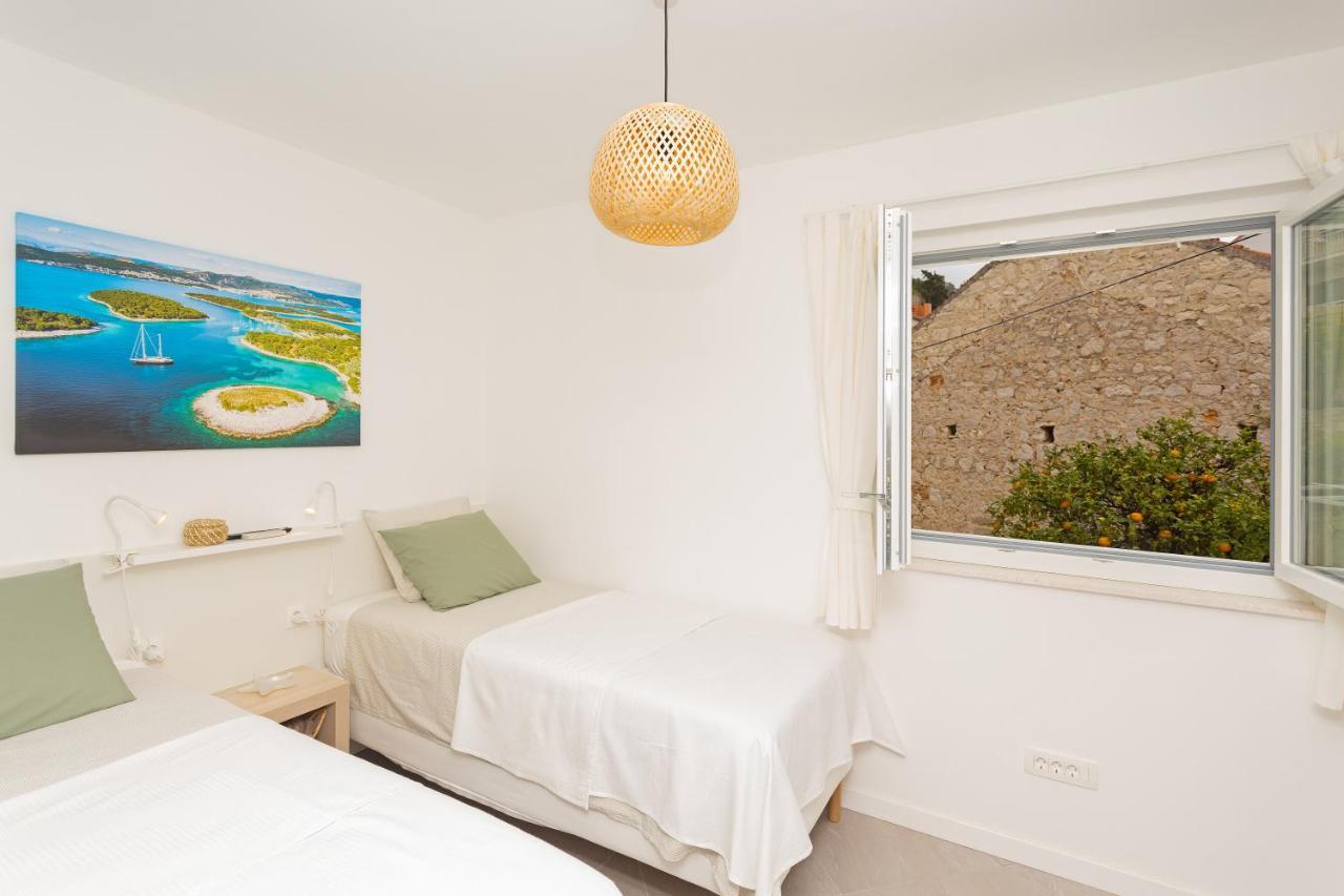 Jesliving Hvar - 2 Bedroom Elegant Apartment With Sea View In Historic Center Of 赫瓦尔 外观 照片