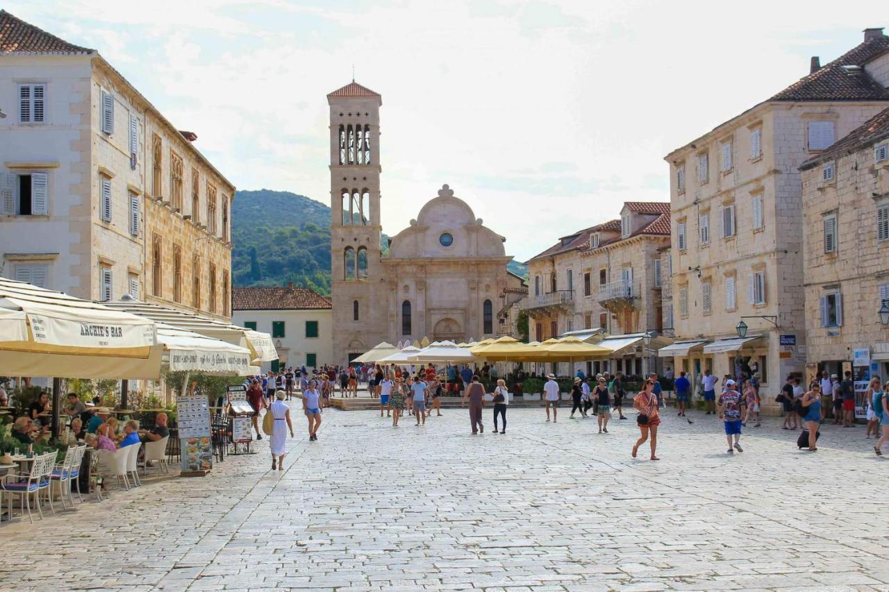 Jesliving Hvar - 2 Bedroom Elegant Apartment With Sea View In Historic Center Of 赫瓦尔 外观 照片