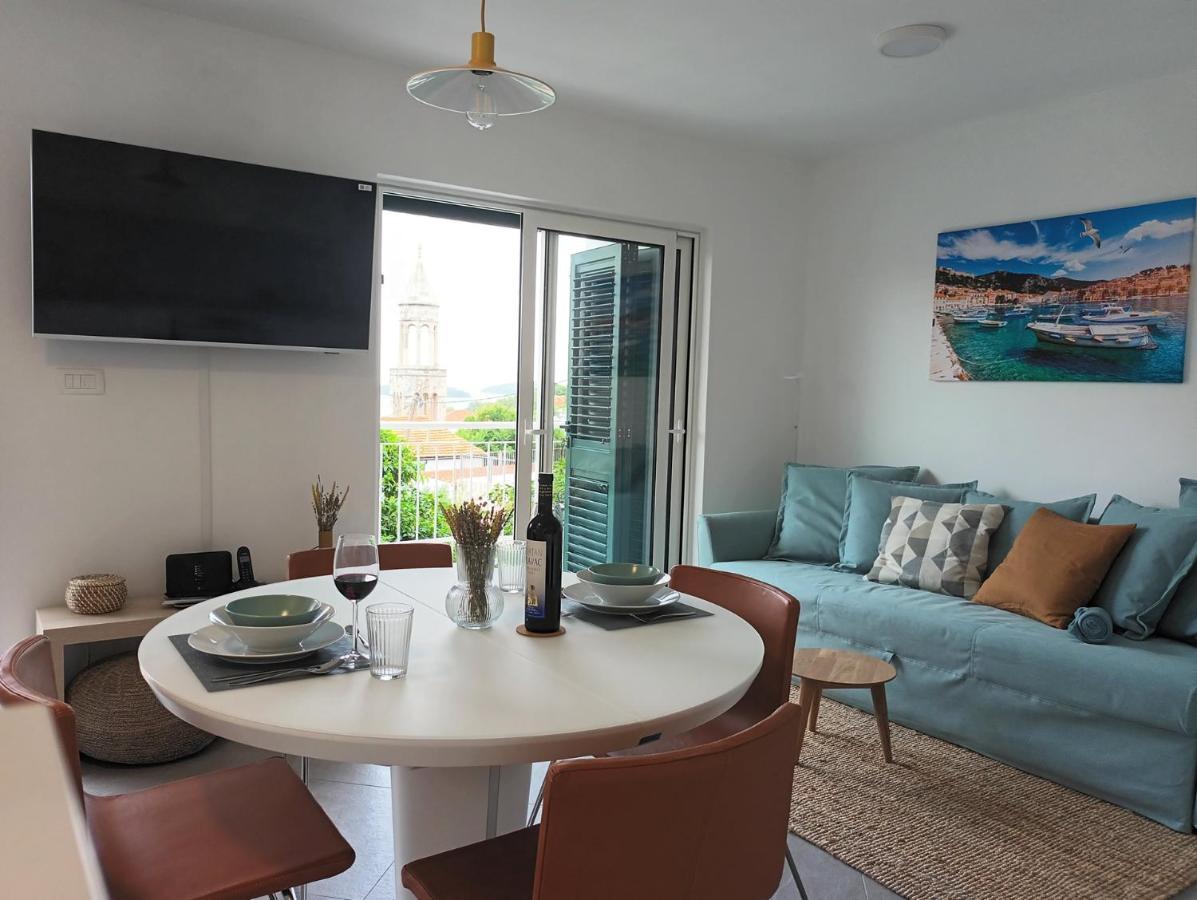 Jesliving Hvar - 2 Bedroom Elegant Apartment With Sea View In Historic Center Of 赫瓦尔 外观 照片