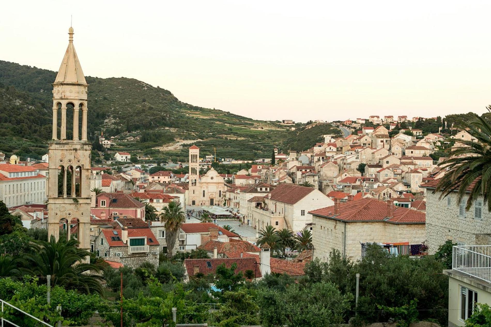 Jesliving Hvar - 2 Bedroom Elegant Apartment With Sea View In Historic Center Of 赫瓦尔 外观 照片