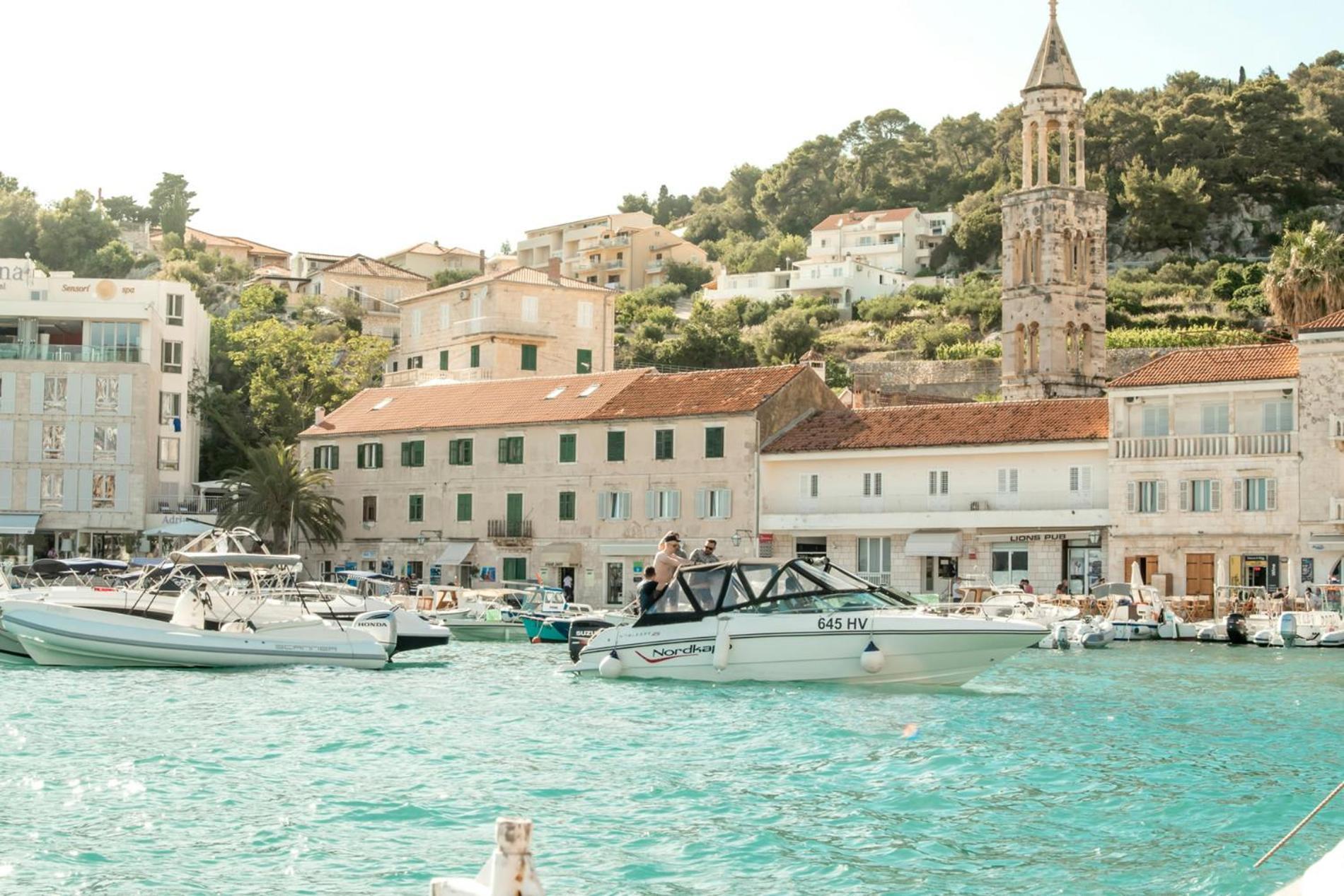 Jesliving Hvar - 2 Bedroom Elegant Apartment With Sea View In Historic Center Of 赫瓦尔 外观 照片