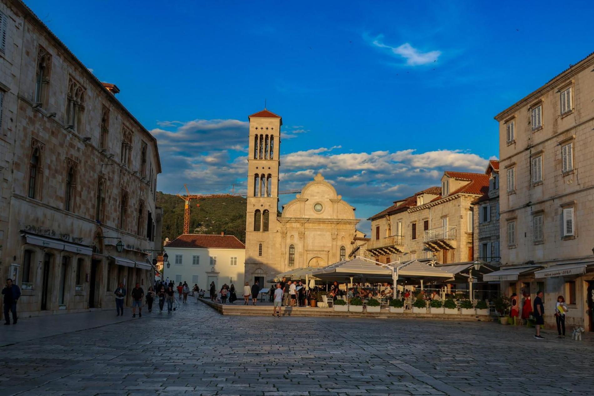 Jesliving Hvar - 2 Bedroom Elegant Apartment With Sea View In Historic Center Of 赫瓦尔 外观 照片